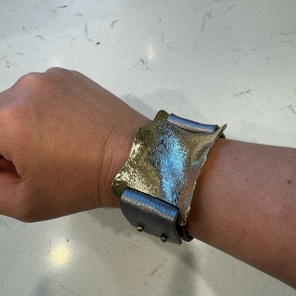 Cuff bracelet Modern faux leather and gold - Picture 10 of 11